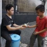 Kisah Inspiratif Penjual Es Teh Keliling Bantu Pendidikan Adik