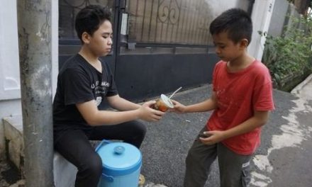 Kisah Inspiratif Penjual Es Teh Keliling Bantu Pendidikan Adik