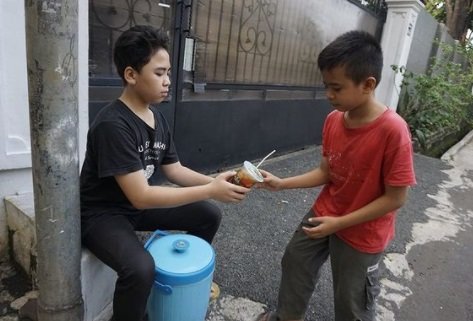Kisah Inspiratif Penjual Es Teh Keliling Bantu Pendidikan Adik